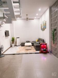 Bán nhà phố đường Hoàng Hoa Thám, phường 7, quận Bình Thạnh - 4  phòng ngủ - diện tích đất 42m2, diện tích sử dụng 135m2