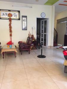 Nhà hẻm Lý Chính Thắng, Quận 3 có ban công và cửa hướng Đông Nam.