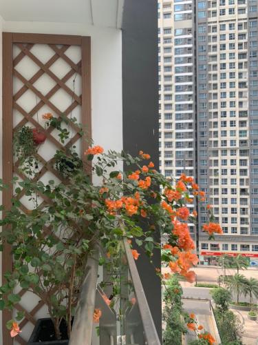 ban công căn hộ VINHOMES CENTRAL PARK Cho thuê căn hộ Vinhomes Central Park 2PN, diện tích 89m2, đầy đủ nội thất, view hồ bơi