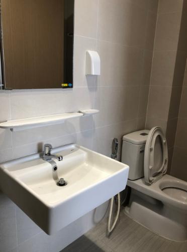 Toilet Jamila Khang Điền, Quận 9 Căn hộ Jamila Khang Điền tầng trung, view thành phố náo nhiệt.