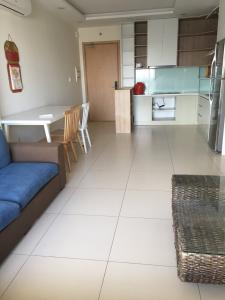 Phòng khách căn hộ M-One Nam Sài Gòn Căn hộ M-One Nam Sài Gòn ban công hướng Đông Nam, nội thất đầy đủ.