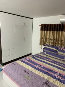 Phòng ngủ nhà phố Quang Trung, Gò Vấp Nhà phố hướng Tây, diện tích 33.8m2, đầy đủ nội thất tiện nghi.