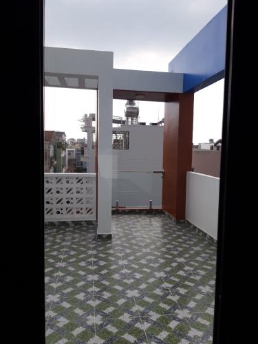 Sân thượng nhà Tân Phú Nhà phố hướng Tây Bắc diện tích sử dụng 185m2, nội thất cơ bản.