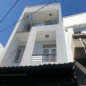 Bán nhà cách Cầu Tân Thuận 500m, nội thất cơ bản.