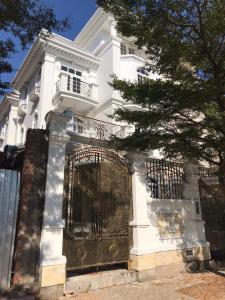 Bán biệt thự Cityland Quận 7, 7PN 5WC, 4 lầu, diện tích 251m2, hoàn thiện mặt ngoài, view công viên, có tầng hầm