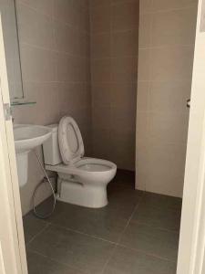 Toilet căn hộ Lux Garden Bán căn hộ Lux Garden 3 phòng ngủ, block A, diện tích 140m2, view sông lộng gió