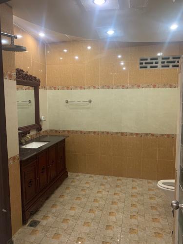 Phòng tắm nhà phố Mai Văn Ngọc, Phú Nhuận Nhà mặt tiền Phú Nhuận, diện tích rộng, nội thất cơ bản.