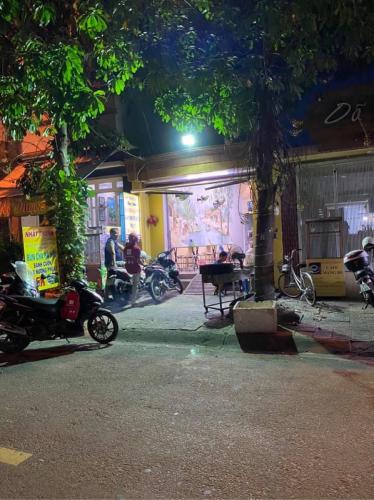 Phía trước nhà phố quận thủ đức Bán nhà mặt tiền Q. Thủ Đức, diện tích 3.6x12.4m, sổ hồng chính chủ, giá cả thương lượng.