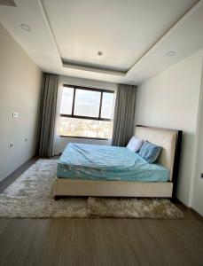 Phòng ngủ Kingston Residence, Phú Nhuận Căn hộ tầng trung Kingston Residence ban công hướng Tây.