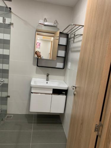 Phòng tắm Scenic Valley Quận 7 Căn hộ tầng trung Scenic Valley view nội khu hồ bơi.