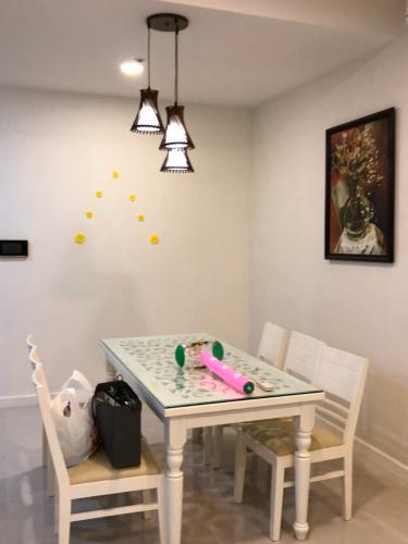 bàn ăn căn hộ sunrise city Căn hộ Sunrise City tầng cao, hướng Đông Nam, đầy đủ nội thất.