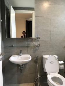 Phòng tắm Hausneo Quận 9 Căn hộ Hausneo tầng trung, hướng Đông Nam, nội thất đầy đủ.