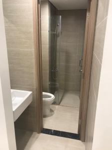Toilet Vinhomes Grand Park Quận 9 Căn hộ Vinhomes Grand Park tầng thấp và nội thất cơ bản.