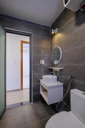 Nhà vệ sinh Saigon South Residence Căn hộ Saigon South Residence tầng trung, thiết kế hiện đại.