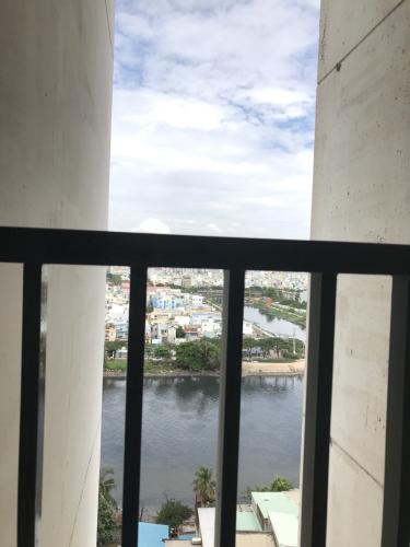 Ban công Green River, Quận 8 Căn hộ Green River hướng Đông Nam, view sông và thành phố.