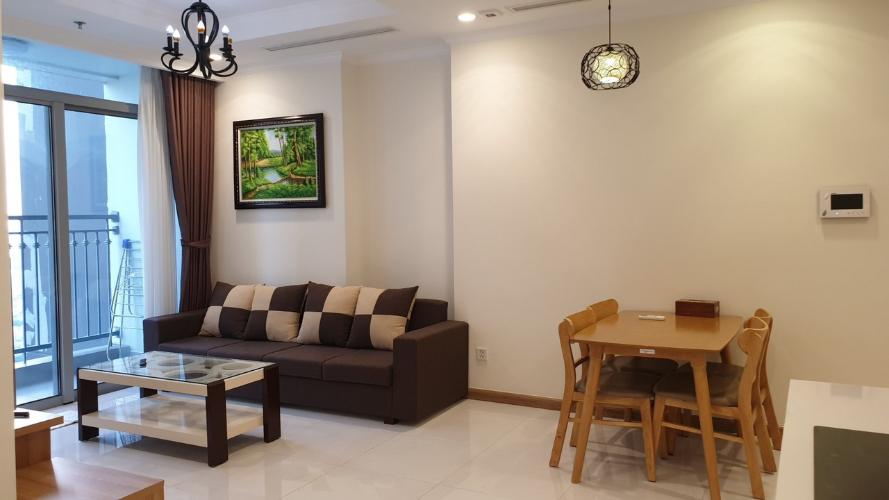 Phòng khách căn hộ VINHOMES CENTRAL PARK Cho thuê căn hộ Vinhomes Central Park 2PN, tầng cao, đầy đủ nội thất, view hồ bơi và đường Nguyễn Hữu Cảnh