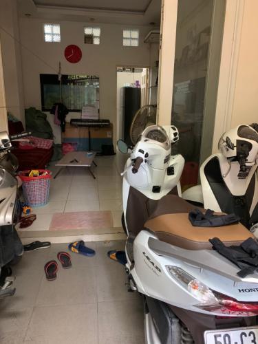 phòng khách nhà phố Quận 4 Nhà hẻm 2.5m Quận 4, nội thất cơ bản, cách Nguyễn Tất Thành 500m.