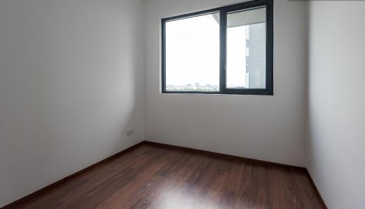 Phòng ngủ căn hộ One Verandah Căn hộ One Verandah nội thất cơ bản, sàn lót gỗ, nhiều cửa kính.