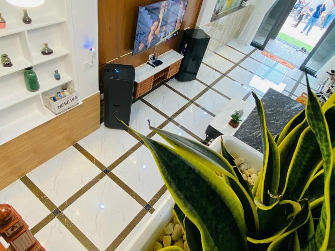 Phòng khách Nhà phố Q.Gò Vấp hướng Bắc bàn giao đầy đủ nội thất, có sổ hồng riêng.