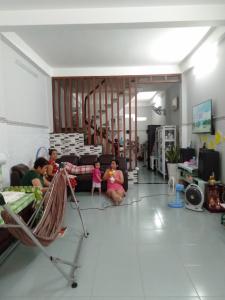 Phòng khách nhà phố Bình Tân Bán nhà hẻm Bình Trị Đông, Bình Tân, sổ hồng, hướng Nam, cách Vòng xoay Phú Lâm 1.5km