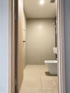 Officetel Sunrise CityView, Quận 7 Căn hộ Sunrise Cityview hướng Tây Bắc, nội thất cơ bản sang trọng.