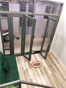 Phòng khách nhà phố Quận 7 Nhà phố diện tích sử dụng 30.8m2, có sổ hồng và pháp lý rõ ràng.