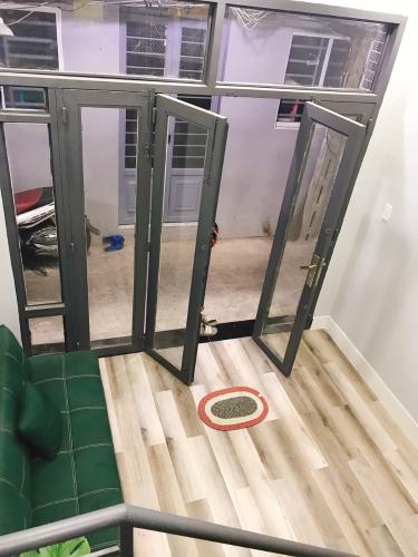 Phòng khách nhà phố Quận 7 Nhà phố diện tích sử dụng 30.8m2, có sổ hồng và pháp lý rõ ràng.