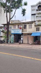 Mặt tiền nhà phố Phú Nhuận Bán nhà mặt tiền đường Trường Sa, Phú Nhuận, sổ hồng, cách cầu Kiệu 500m