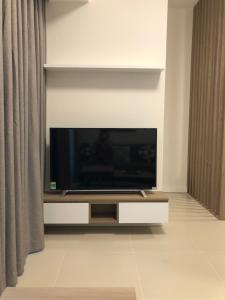 Phòng khách Gateway Thảo Điền Căn hộ Studio Gateway Thảo Điền nội thất đầy đủ, phong cách tối giản.