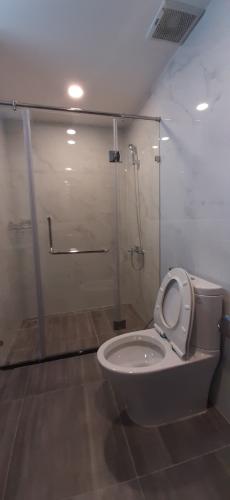 Nhà vệ sinh Saigon South Residence  Căn hộ Saigon South Residence tầng trung, đầy đủ nội thất, hướng Tây.