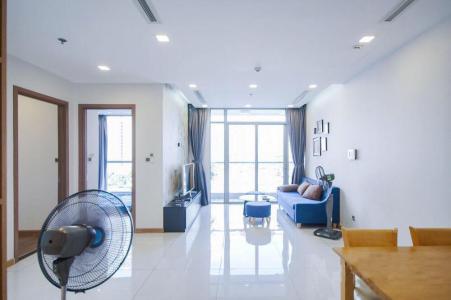 Phòng khách căn hộ Vinhomes Central Park Bán căn hộ 2 phòng ngủ Vinhomes Central Park, đầy đủ nội thất, view thành phố thoáng mát, sổ hồng đầy đủ.