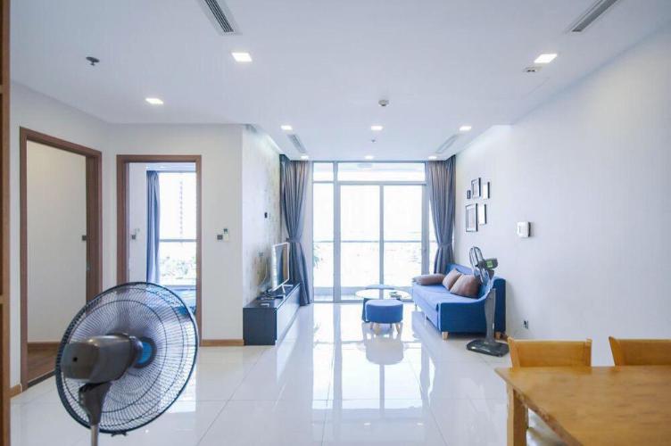 Phòng khách căn hộ Vinhomes Central Park Bán căn hộ 2 phòng ngủ Vinhomes Central Park, đầy đủ nội thất, view thành phố thoáng mát, sổ hồng đầy đủ.