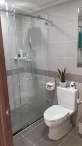 Phòng tắm căn hộ Homyland 2 Căn hộ tầng trung Homyland 2 Block B, thiết kế hiện đại.