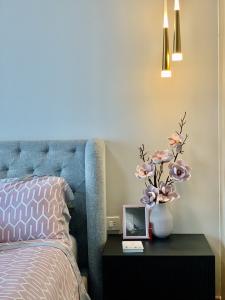 Phòng ngủ Feliz En Vista Căn hộ Feliz En Vista tầng cao, view nội khu hồ bơi.