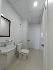 Bên trong căn hộ Topaz Elite Căn hộ Topaz Elite nội thất cơ bản, view thành phố sầm uất.