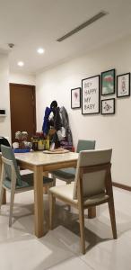 Phòng ăn căn hộ VINHOMES CENTRAL PARK Bán căn hộ Vinhomes Central Park 1PN, tầng 30, đầy đủ nội thất, view thành phố