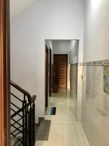 Cầu thang nhà phố Quận 7 Bán nhà 3 tầng phường Phú Mỹ, Quận 7, cách cầu Phú Xuân 500m