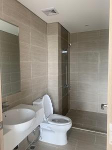 Toilet Vinhomes Grand Park Quận 9 Căn hộ 1 phòng ngủ Vinhomes Grand Park view sông mát mẻ.