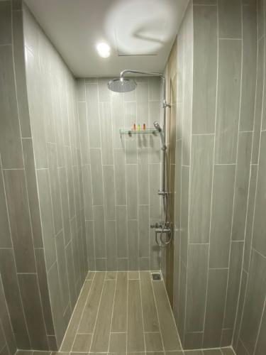 Toilet officetel The Sun Avenue Cho thuê officetel The Sun Avenue, diện tích 44.1m2 - 1 phòng ngủ, đầy đủ nội thất văn phòng