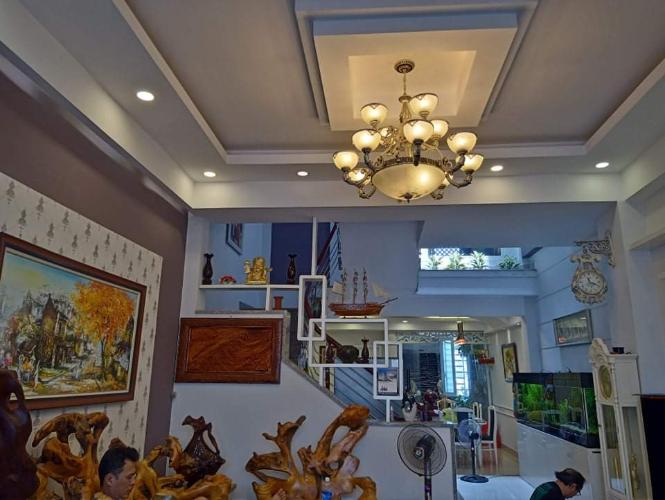 Phòng khách nhà phố Nhà Bè Bán nhà cách Bệnh viện Nhà Bè hơn 500m, nội thất cơ bản.