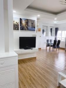 Phòng khách chung cư Hưng Vượng 2 Bán căn hộ chung cư Hưng Vượng 2, vị trí thuận lợi, nằm sát khu đô thị Phú Mỹ Hưng.