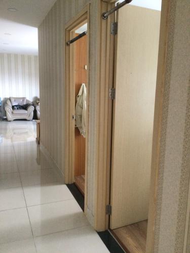 Phòng khách Oriental Plaza, Tân Phú Căn hộ Oriental Plaza nội thất cơ bản, ban công hướng Đông Nam.