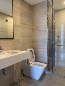 Toilet One Verandah  Căn hộ tầng 17 One Verandah, view thành phố và sông.