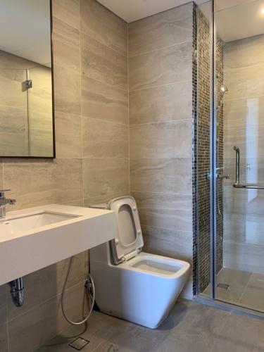 Toilet One Verandah  Căn hộ tầng 17 One Verandah, view thành phố và sông.