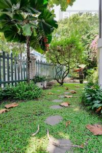 Sân vườn ở mặt hông của villa Villa 2 tầng có sân vườn hướng Đông Bắc Hưng Thái 2