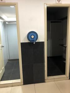 Toilet   Cho thuê nhà phố đường Nguyễn Văn Cừ phường 2 quận 5, diện tích đất 191m2, nội thất cơ bản.