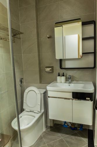 Phòng tắm nhà phố Duy Tân, Phú Nhuận Nhà phố trung tâm Phú Nhuận, thích hợp cho thuê hoặc kinh doanh