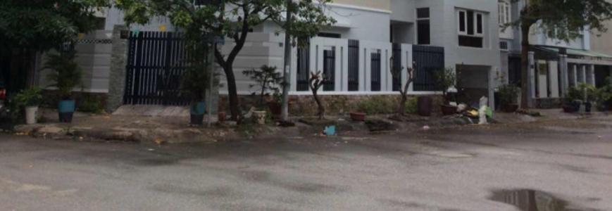 Đường nhà phố Nhà phố hướng Đông 2 mặt hẻm xe hơi, diện tích sử dụng 376m2.