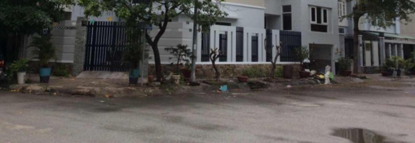 Đường nhà phố Nhà phố hướng Đông 2 mặt hẻm xe hơi, diện tích sử dụng 376m2.