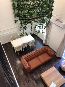 Phòng khách 2 căn hộ Vista Verde Bán căn hộ Vista Verde thuộc tháp Orchird, diện tích 140m2, gồm 4 phòng ngủ, đầy đủ nội thất cao cấp 